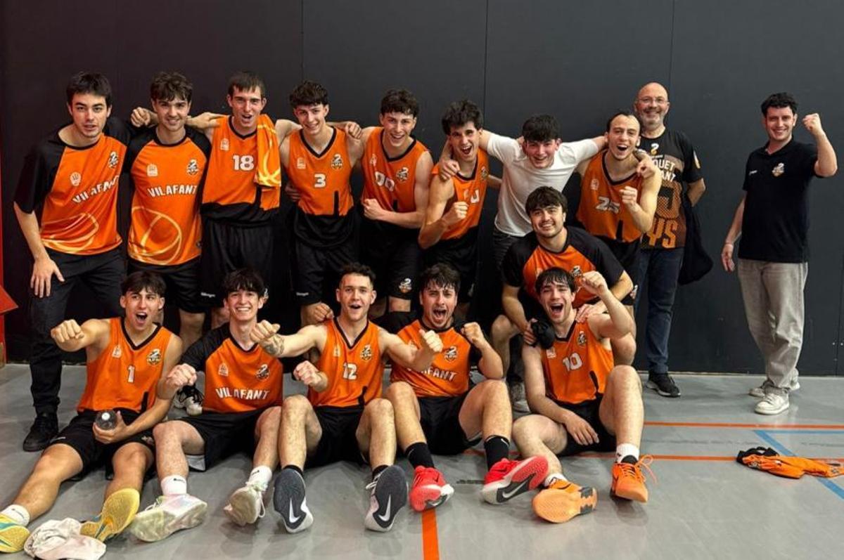El Sots-25 del Bàsquet Vilafant celebra una victòria en el derbi contra el Roses.