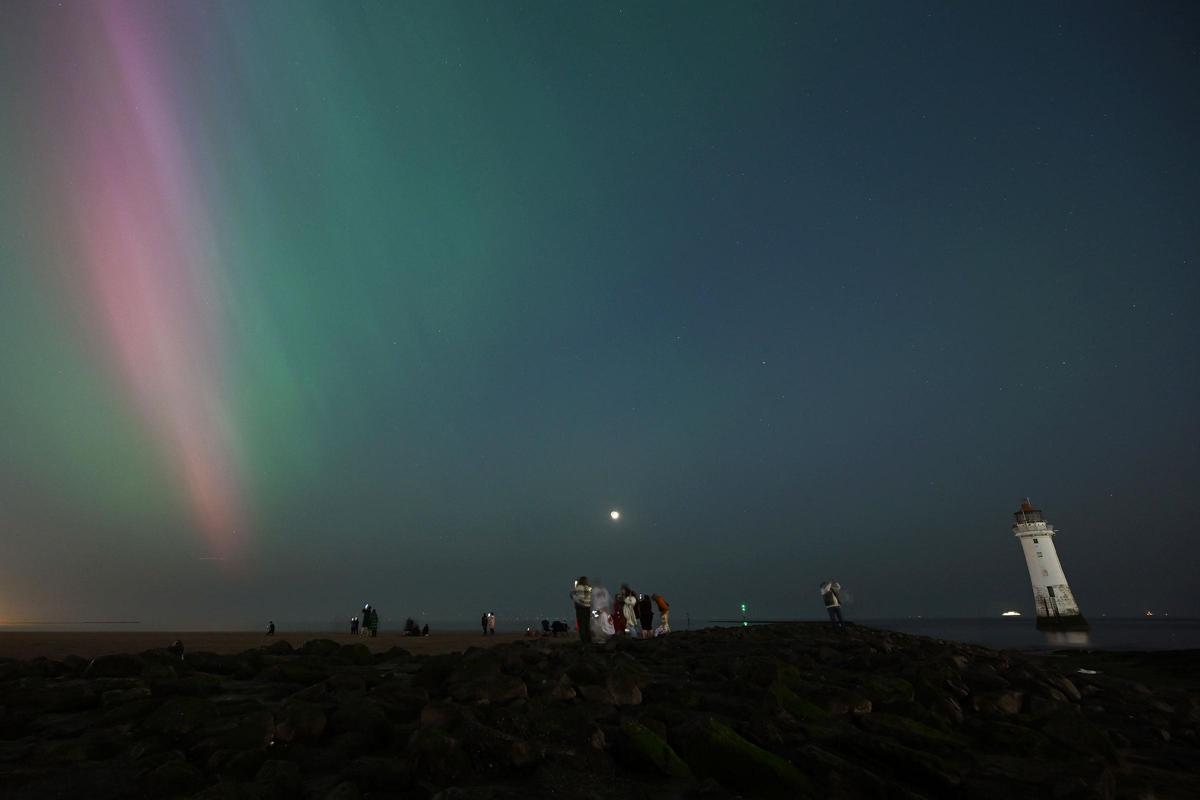 Aurora boreal en Crosby, Reino Unido.