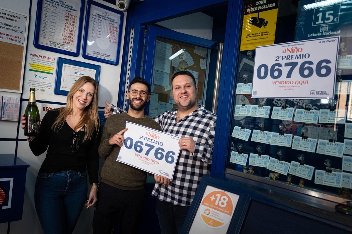 Silvia, Marcos y Samuel Afonso celebran haber repartido 750.000 euros de El Niño en su administración del barrio de La Cuesta.