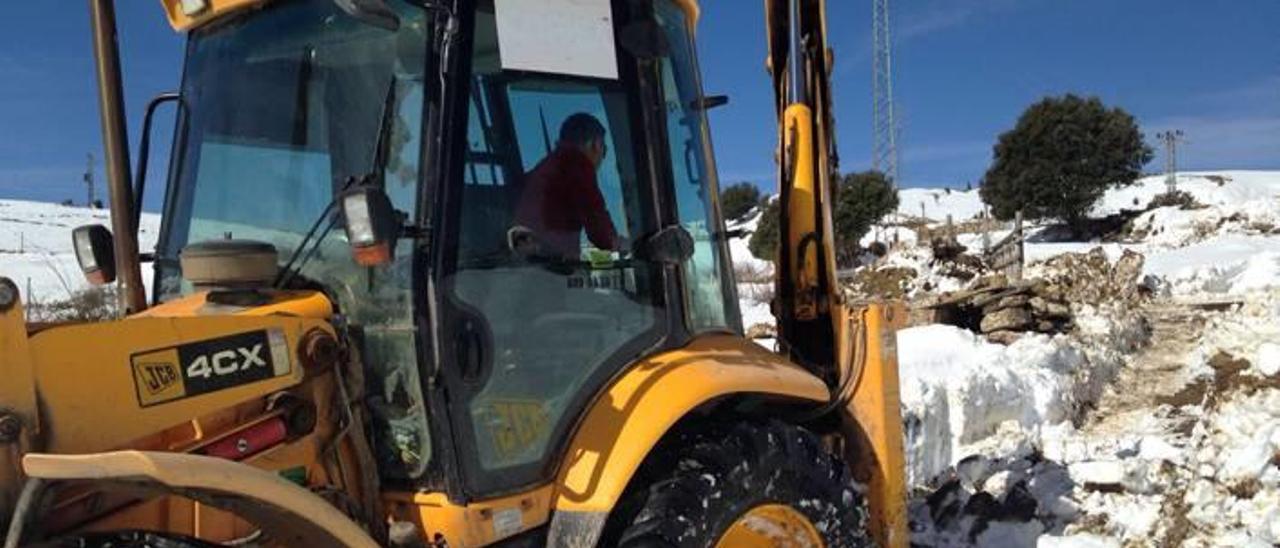 temporal en la provincia. Días después del fin del temporal siguen evaluándose los destrozos que ha causado la nieve de este del fin de semana.Los trabajos de limpieza de las carreteras no han cesado en los últimos días f J. T. Los ganaderos de la comarca de Els Ports, desesperados con la situación, no pueden acceder a su ganado desde el pasado fin de semana f j. t. El incendio del pasado lunes de la Vall d&#039;Uixó fue extinguido ayer tarde y la provincia sigue en riesgo por vientos hoy. Según la previsión de Aemet, se esperan rachas de hasta 100 km/h f levante-emv