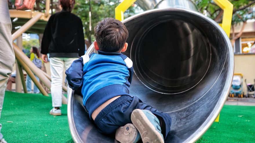 Santa Cruz tiene nuevo (y discutido) parque infantil: juegos inclusivos y zonas verdes
