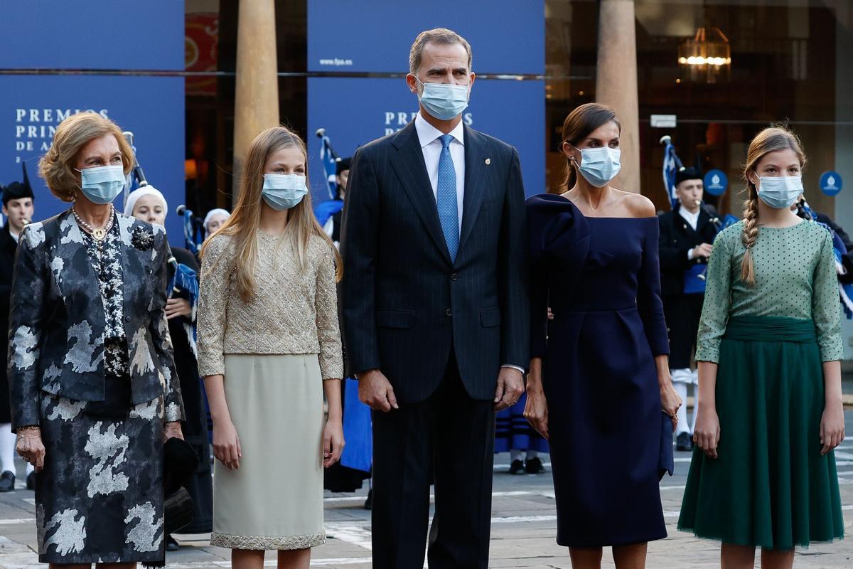 La Familia Real al completo posa en su llegada a los Premios Princesa de Asturias 2020, celebrados en el Hotel la Reconquista de Oviedo