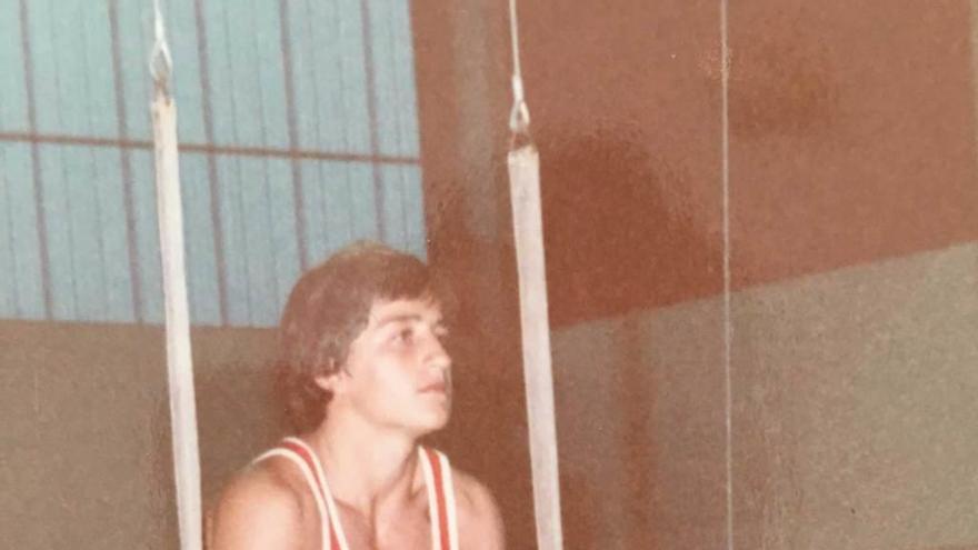 Eliseo Armesto, realizando un ejercicio de anillas en el gimnasio del Grupo Covadonga.