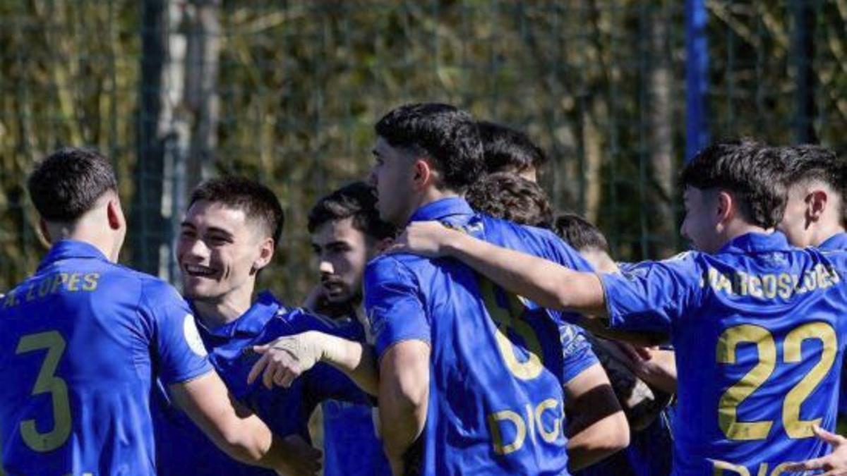 Los jugadores del Vetusta celebran uno de sus goles. | R. O.