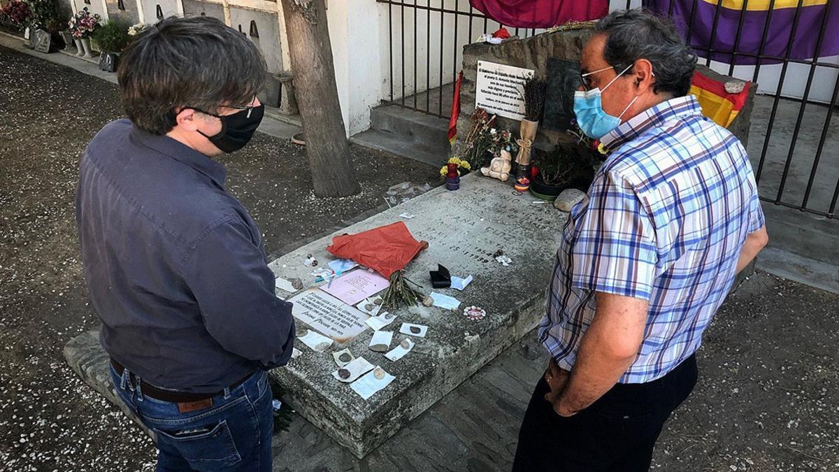 Carles Puigdemont y Quim Torra, junto a la tumba de Antonio Machado en Colliure, el pasado 22 de agosto