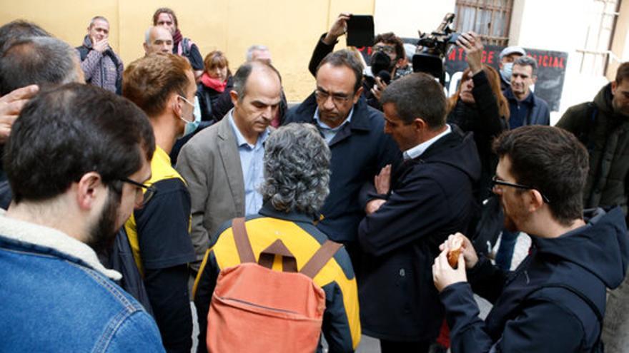 Els expressos Jordi Turull i Josep Rull conversant amb part dels '9 de Lledoners' abans d'entrar al judici