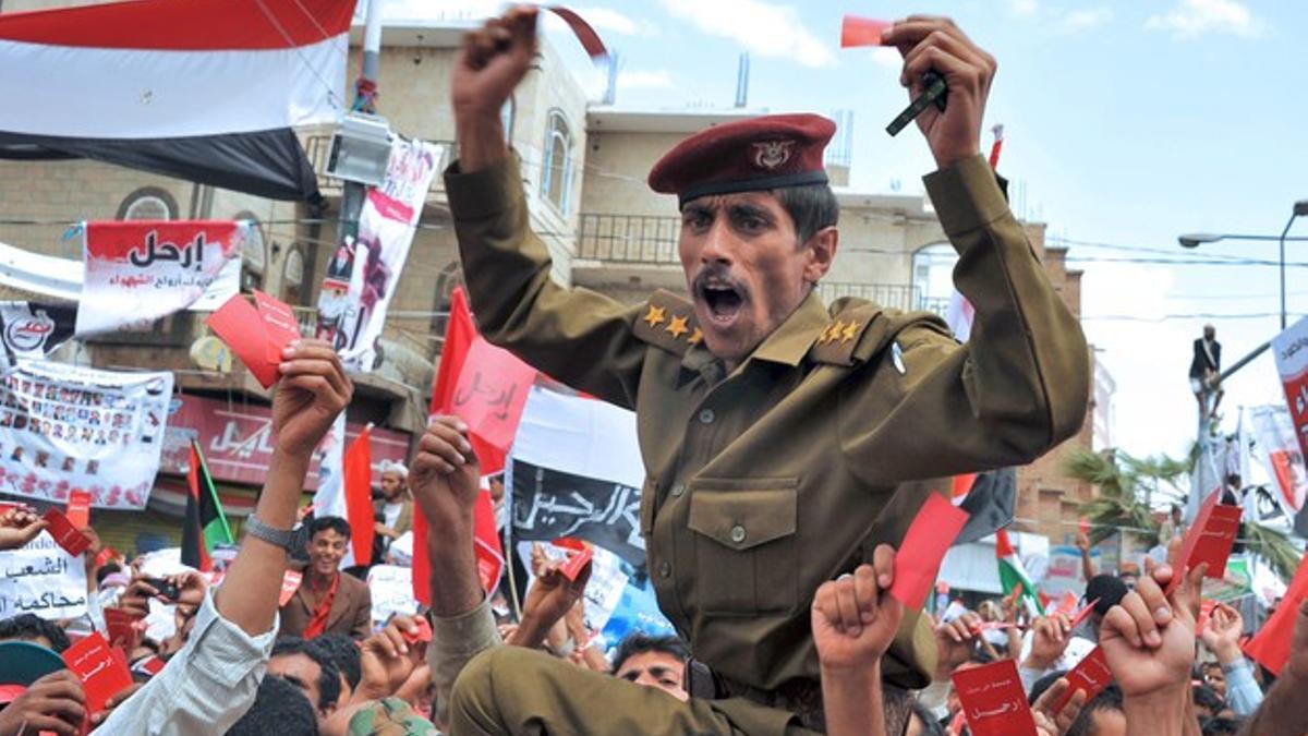 Uno de los oficiales del Ejército de Yemen que se ha unido a la revuelta.