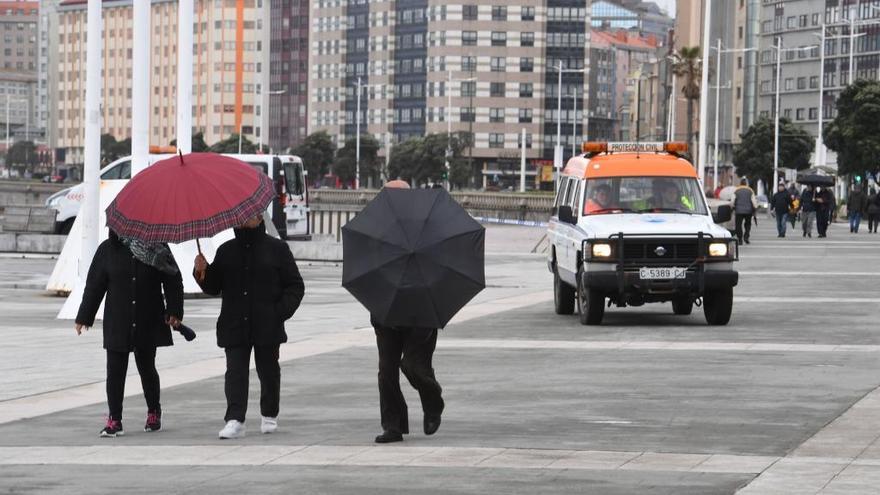 Efectivos de Protección Civil en el paseo.