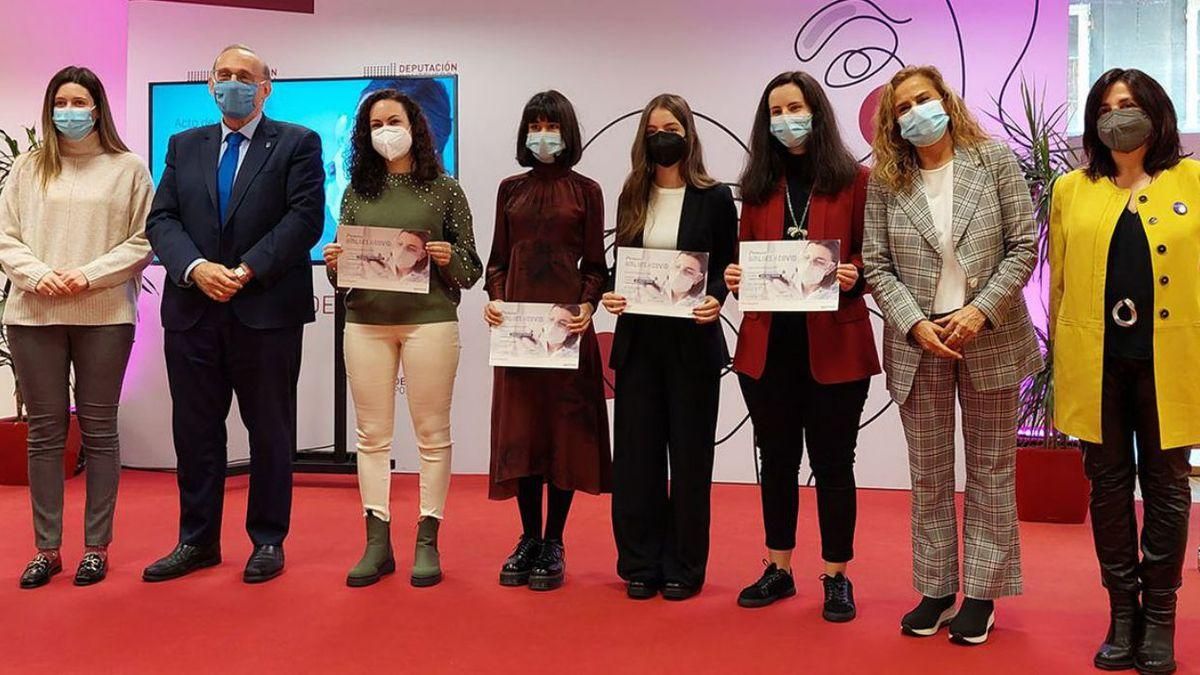 La diputada de Igualdad, Vicky Alonso, el rector de la UVigo, Manuel Reigosa, las cuatro premiadas, la presidenta de la Diputación de Pontevedra, Carmela Silva, y la directora de la Unidad de Igualdad, Águeda Gómez.