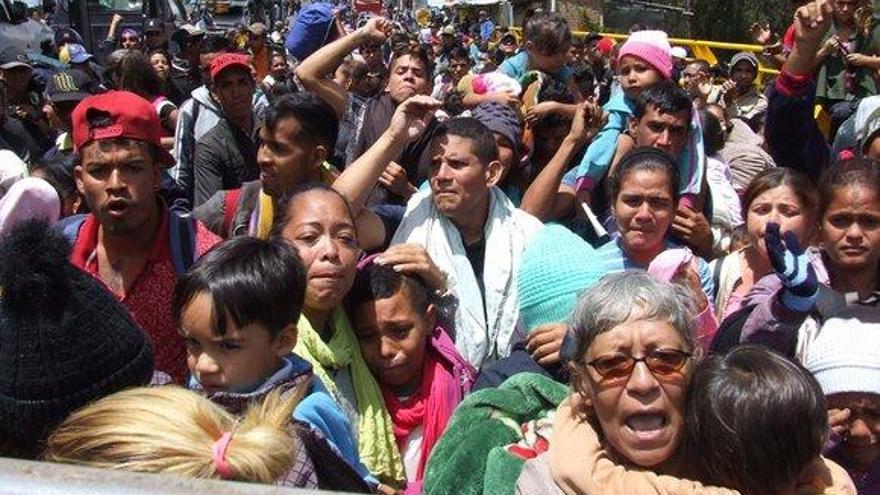 &quot;Queremos pasar!&quot;, el grito desesperado de venezolanos en límite con Ecuador
