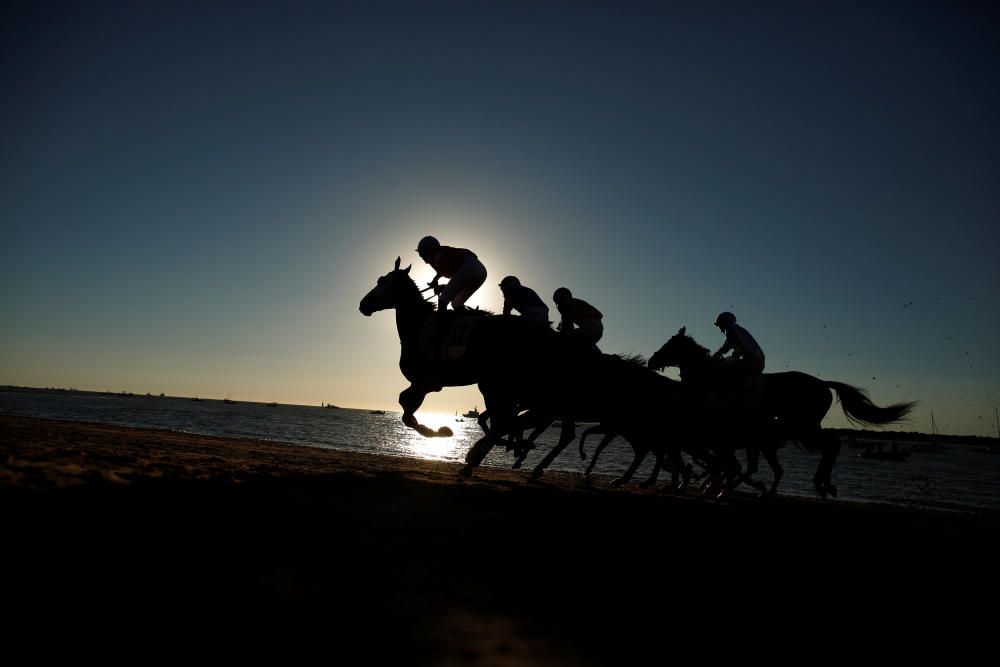 Carrera tradicional a lo largo de la playa de Sanlúcar de Barrameda, España