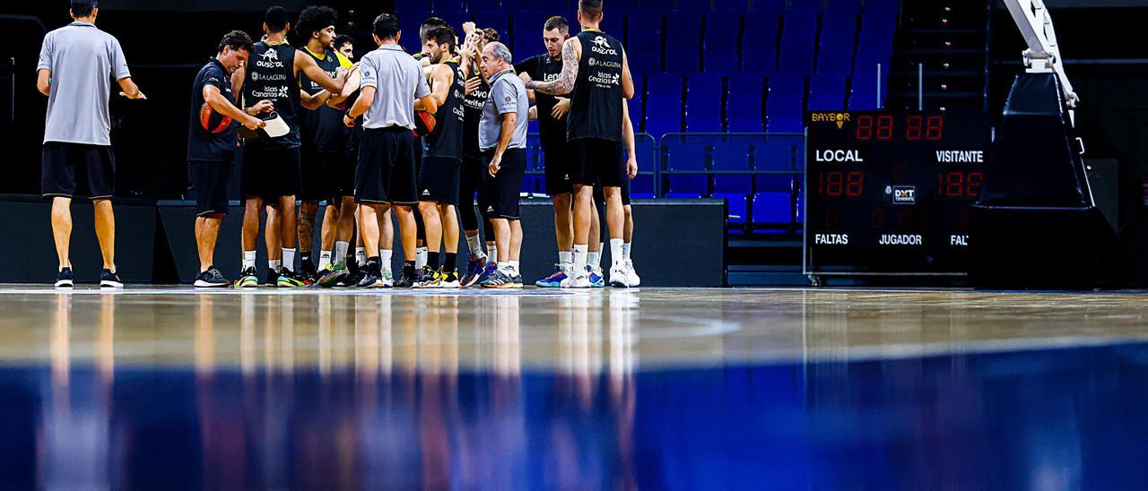 La plantilla del Lenovo Tenerife hace piña al término del entrenamiento de este viernes