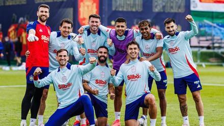 Los jugadores de España sonríen en un entrenamiento