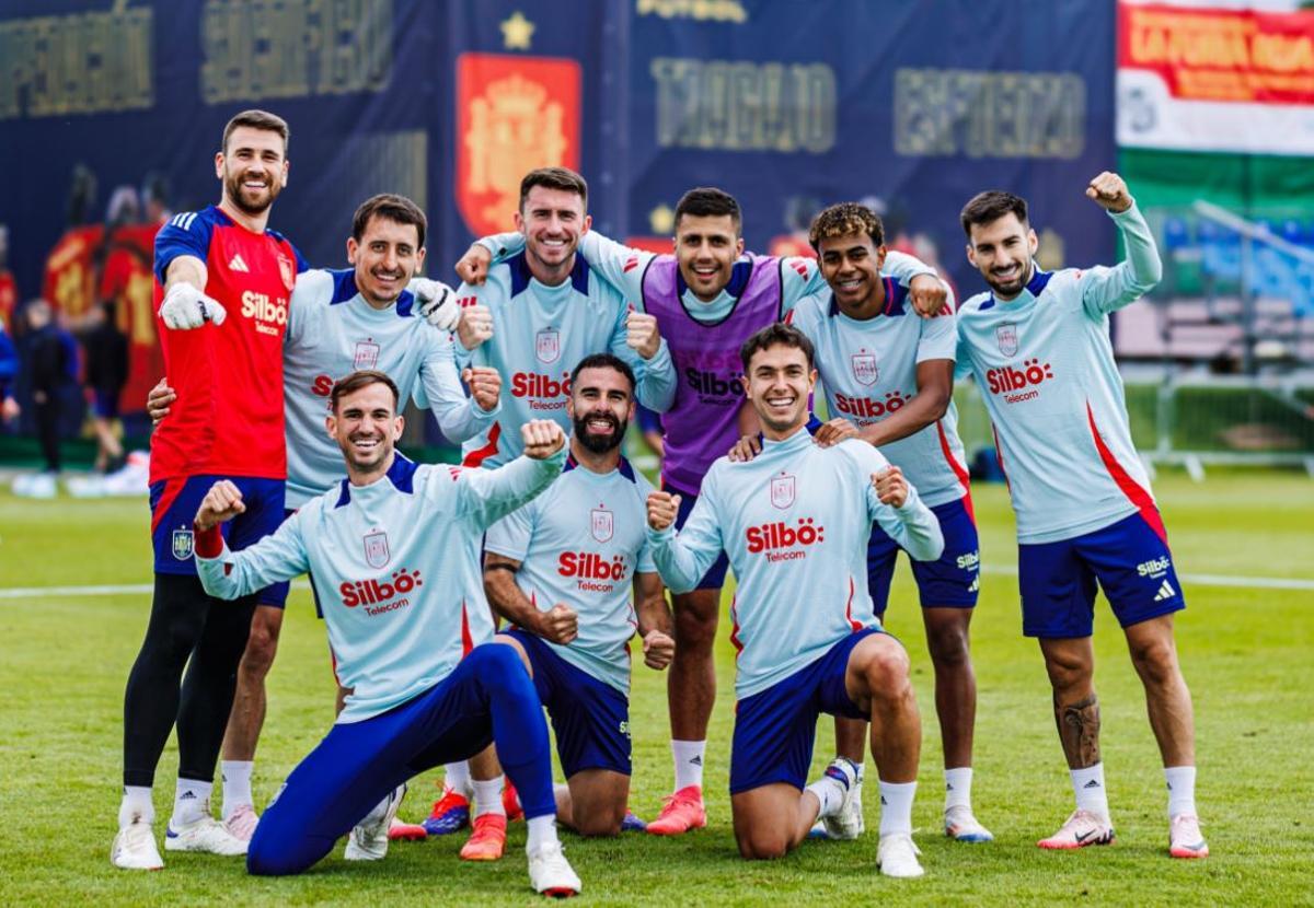 Los jugadores de España sonríen en un entrenamiento
