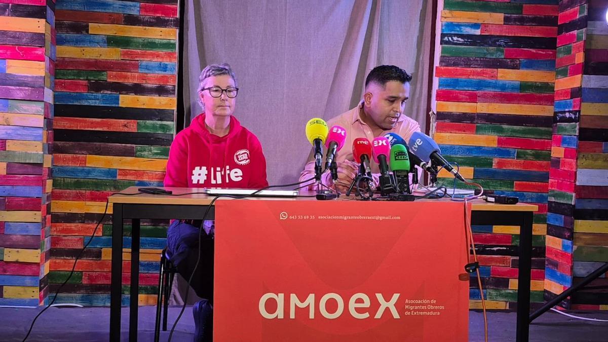 El presidente de AMOEX Alejandro Peña, y la colaboradora María Gallardo en el Círculo Pacense.