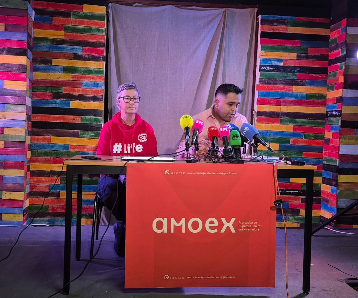 El presidente de AMOEX Alejandro Peña, y la colaboradora María Gallardo en el Círculo Pacense.