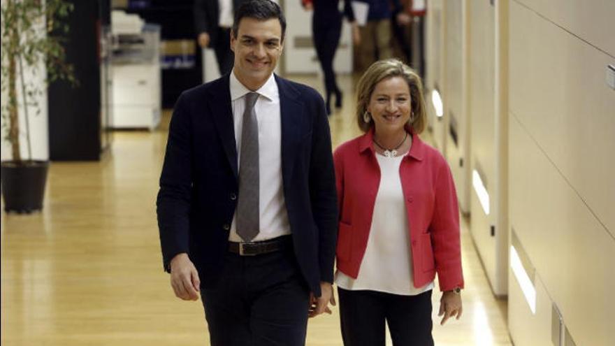 Pedro Sánchez (PSOE) y Ana Oramas (CC) avanzan juntos en una imagen de archivo.