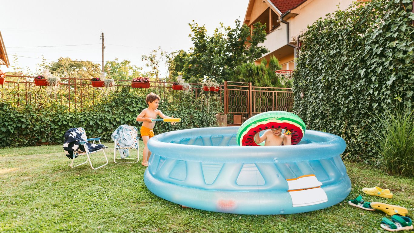 Es importante enjuagar con agua la piscina después de limpiarla