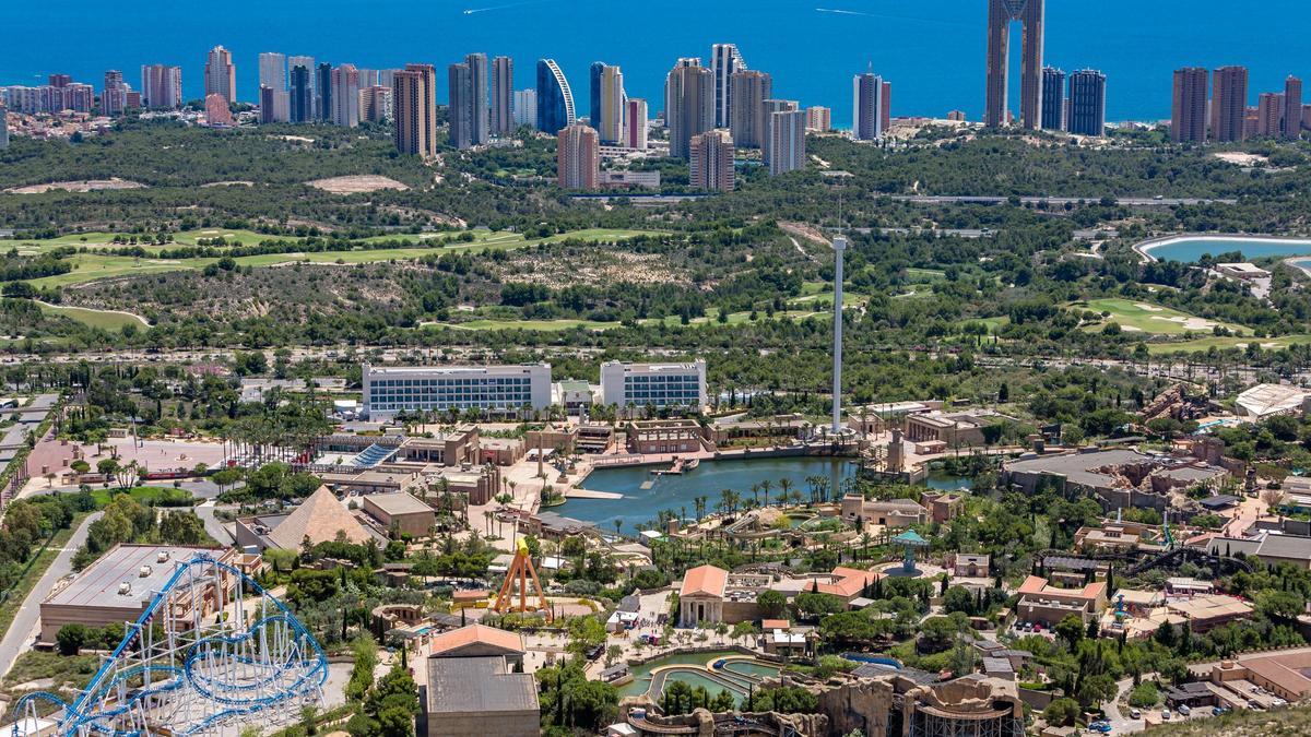 Panorámica de Benidorm, Terra Mítica y el hotel donde trabajaba la víctima.
