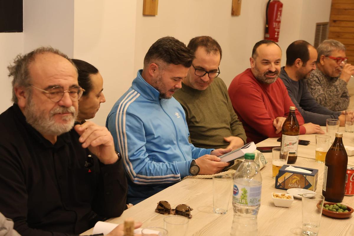 Gabriel Rufián, con militantes de Esquerra Republicana en el Bar Tardor de Ontinyent.