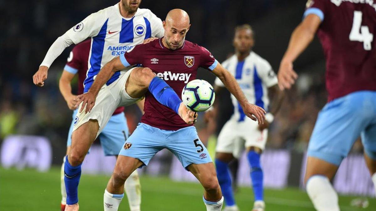 Zabaleta lucha por el balón en el partido de Premier League ante el Brighton