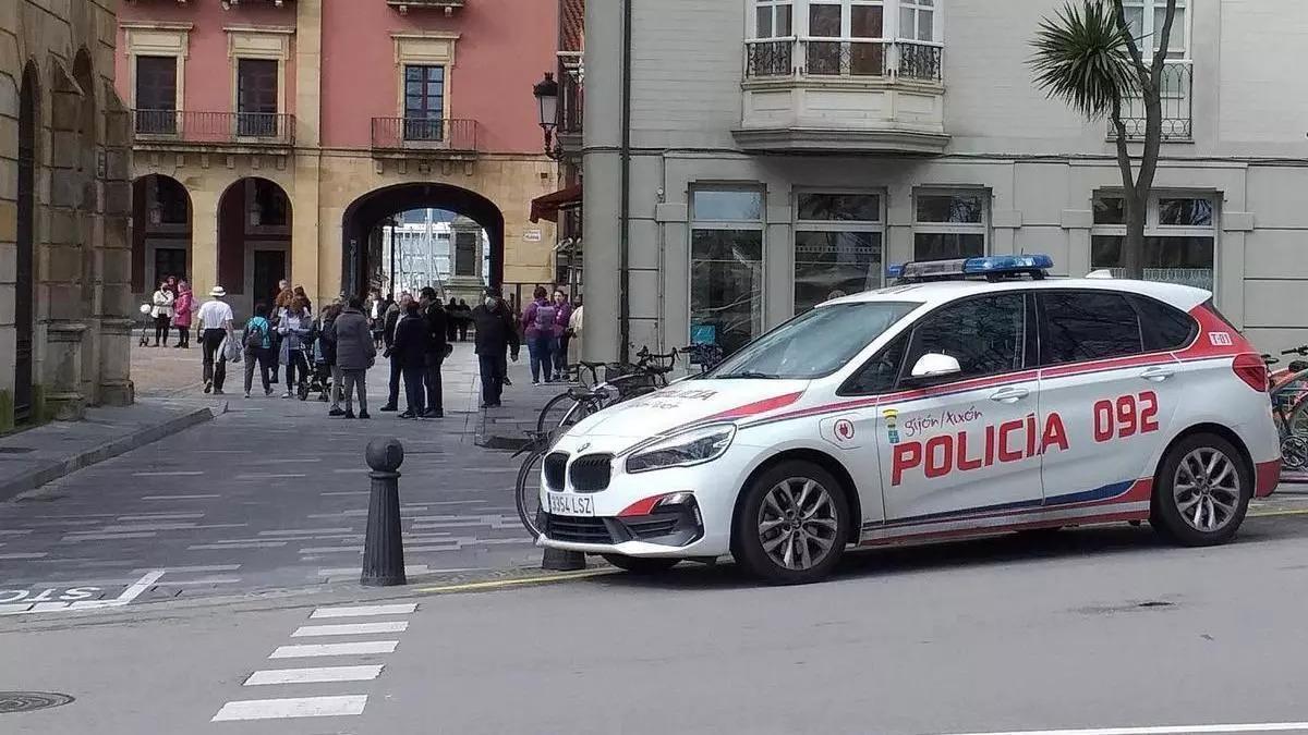 Un vehículo de la Policía Local de Gijón, en una imagen de archivo.