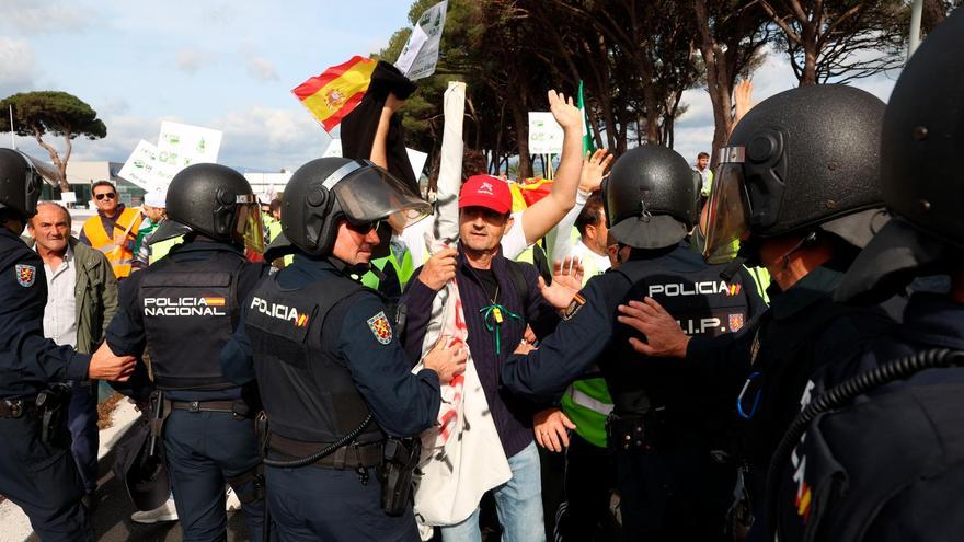 Agricultores discuten con las fuerzas del orden en las protestas agrarias en Algeciras este jueves. / E.P.