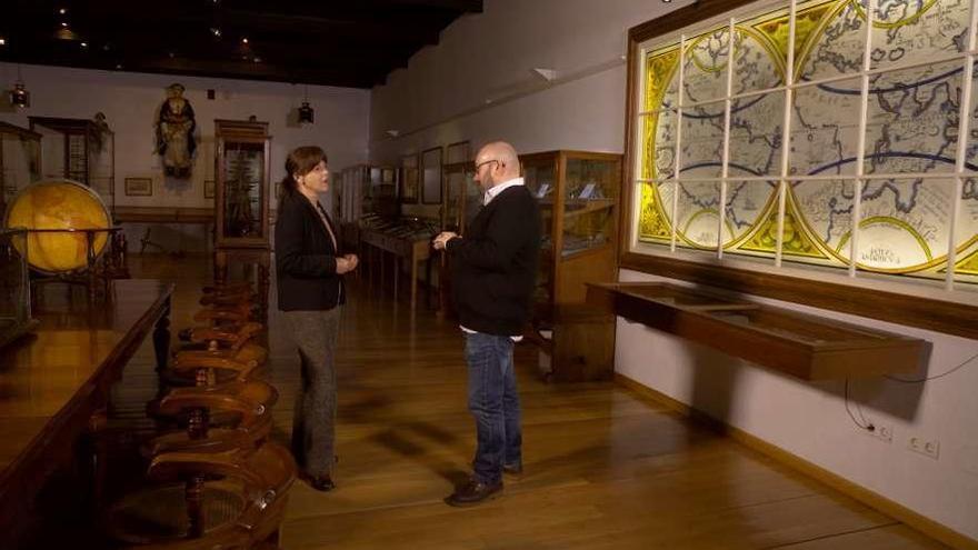 X. H. Rivadulla Corcón, conversando con la directora del Museo Massó. // FdV