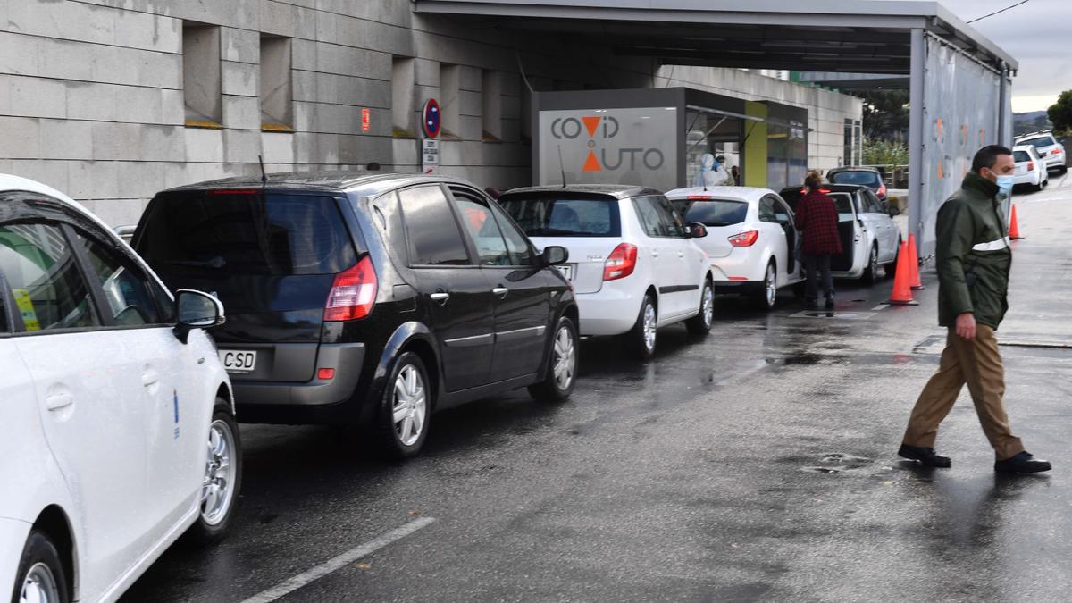 Colas de vehículos este lunes en el Covidauto del Hospital de A Coruña.