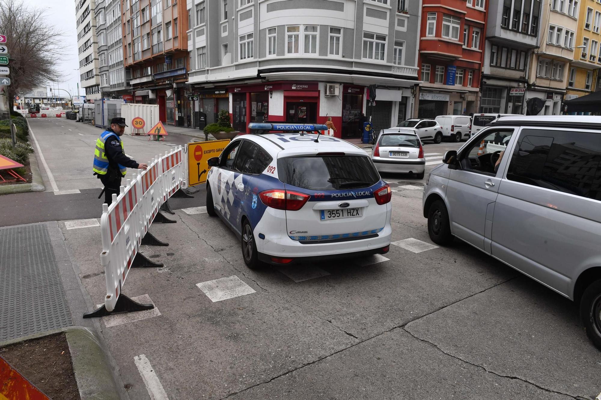 Un tramo de Ramón y Cajal, cortado al tráfico por las obras de la glorieta en avenida de Ejército