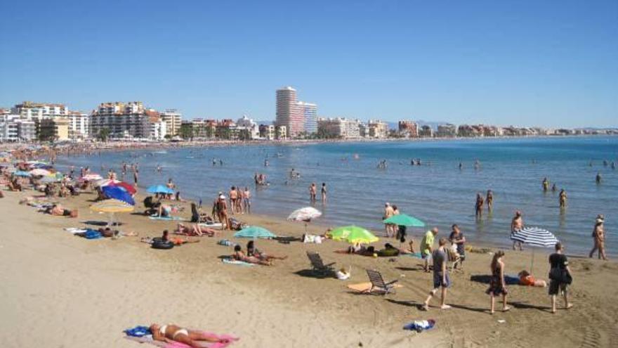 Bañistas en la playa del municipio de Peñíscola.