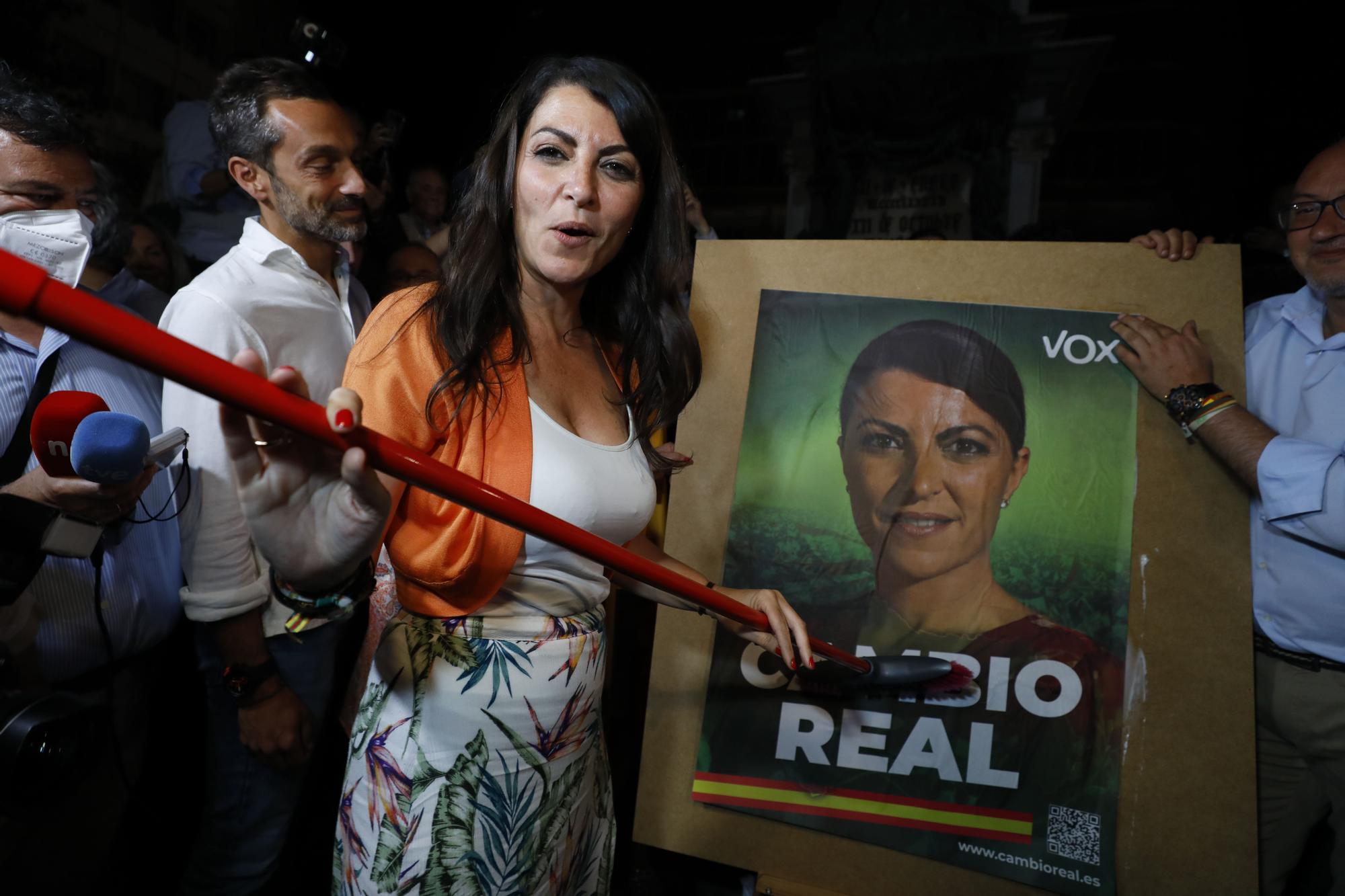 Acto de inicio de campaña de la candidata de Vox a la Presidencia de la Junta, Macarena Olona en el Plaza de Isabel la Católica, a 3 de junio de 2022 en Granada (Andalucía, España).