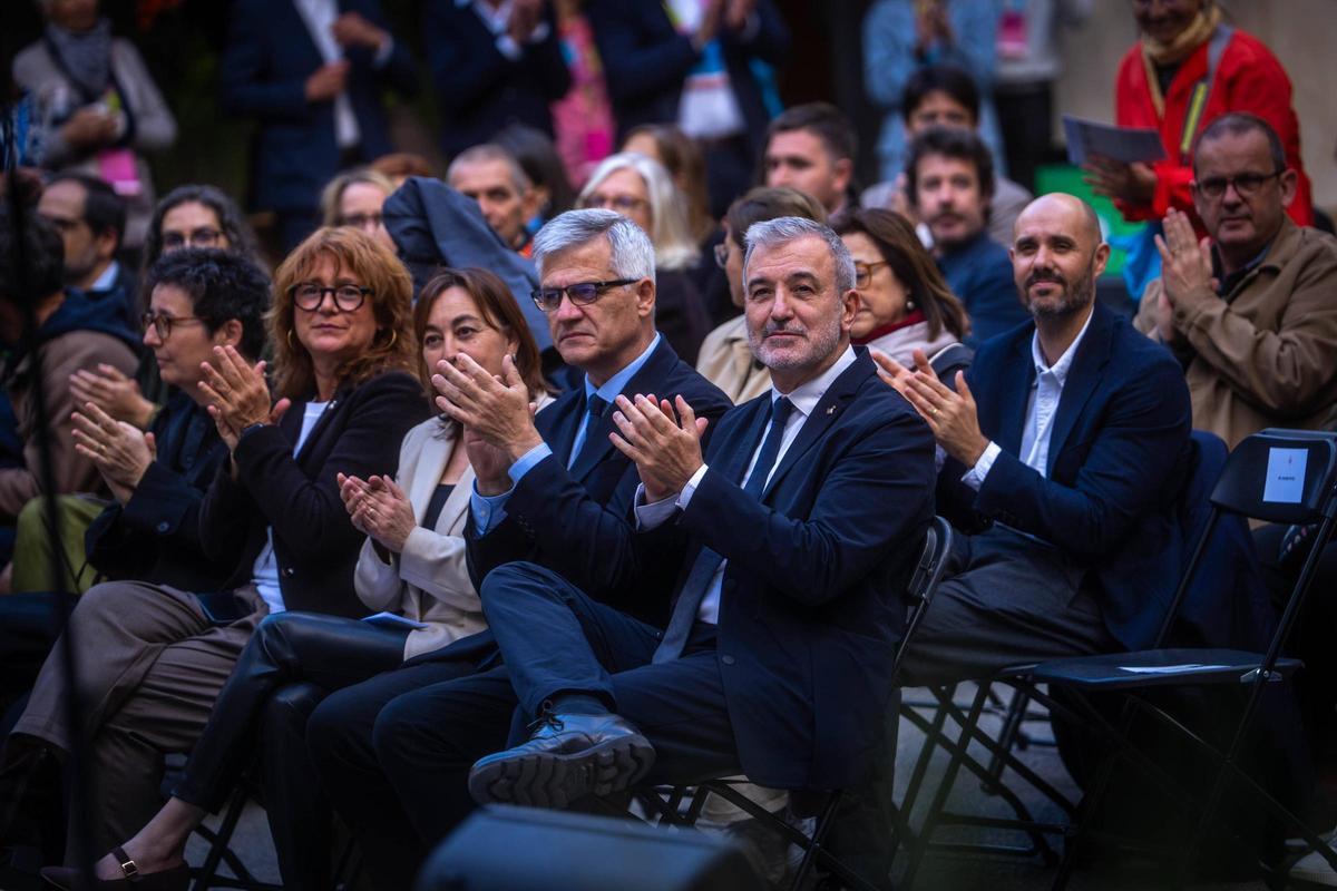 Jaume Collboni, Francisco David Lucas y Sílvia Paneque, en el patio de la Casa de l'Arquitectura, este lunes
