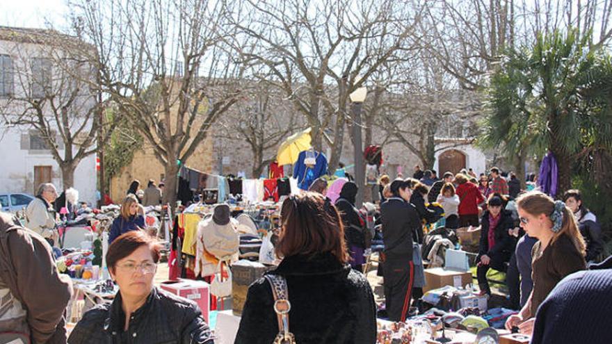 Imatge del mercat quan es feia a la plaça Mossèn Baldiri Reixach.