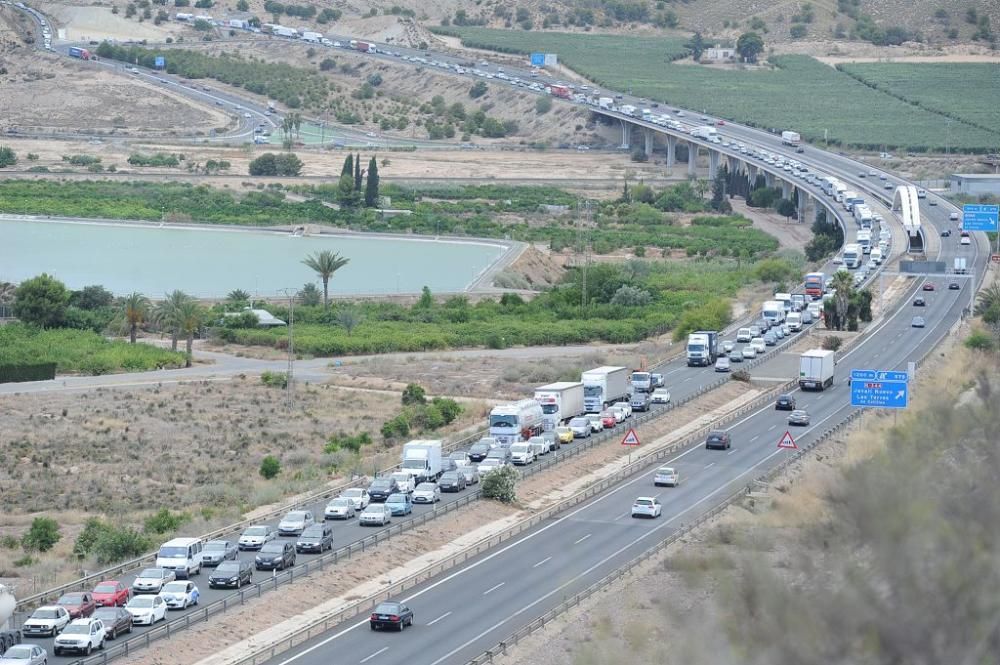 Atascos kilométricos tras el accidente de una furgoneta en la A7