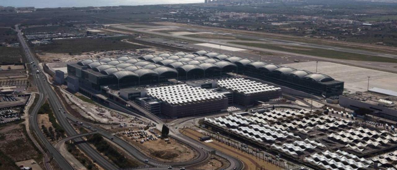 La segunda pista se construiría en la parte de atrás, obligando a trazar una calle de acceso por encima de la N-338, a la izquierda de la imagen.