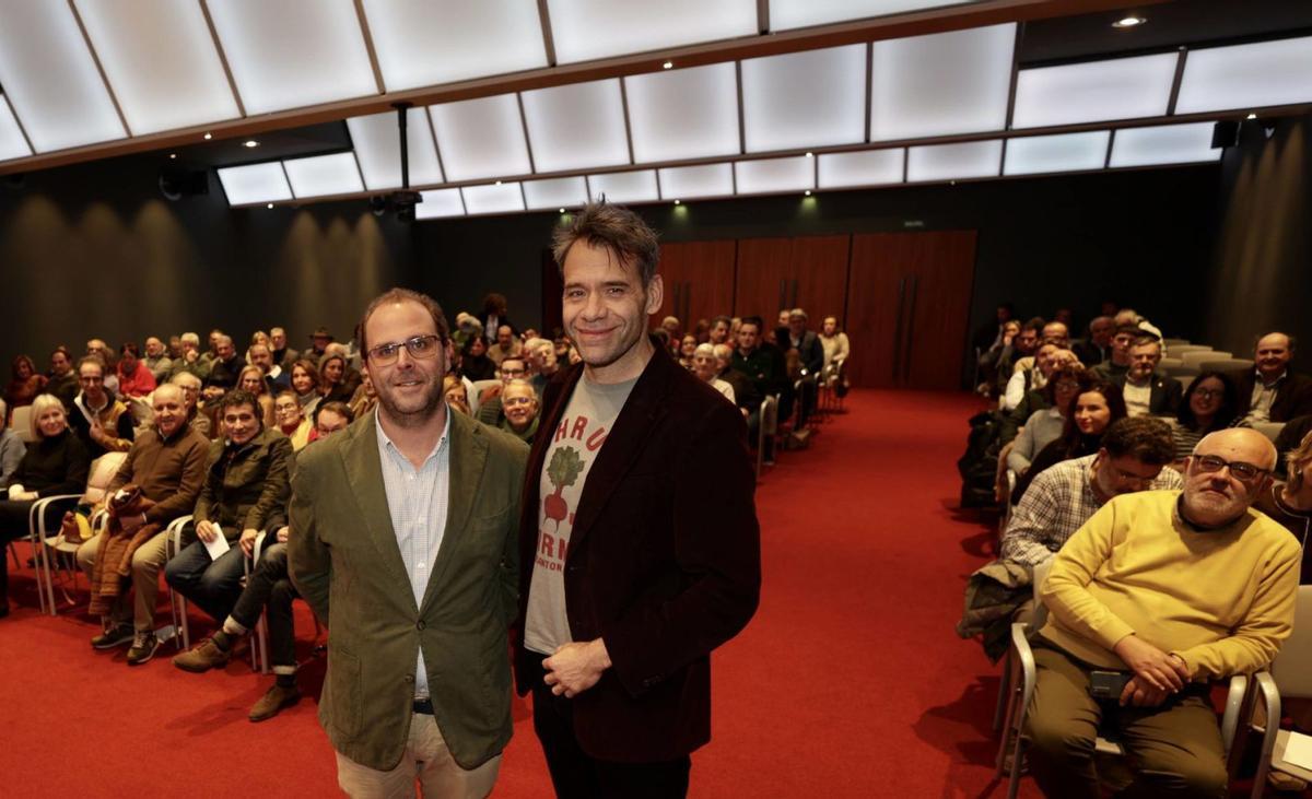 De izquierda a derecha, Ignacio Peláez y Rubén Amón, ayer, en un Club repleto para escuchar al autor de «Morante, punto y aparte».  | IRMA COLLÍN