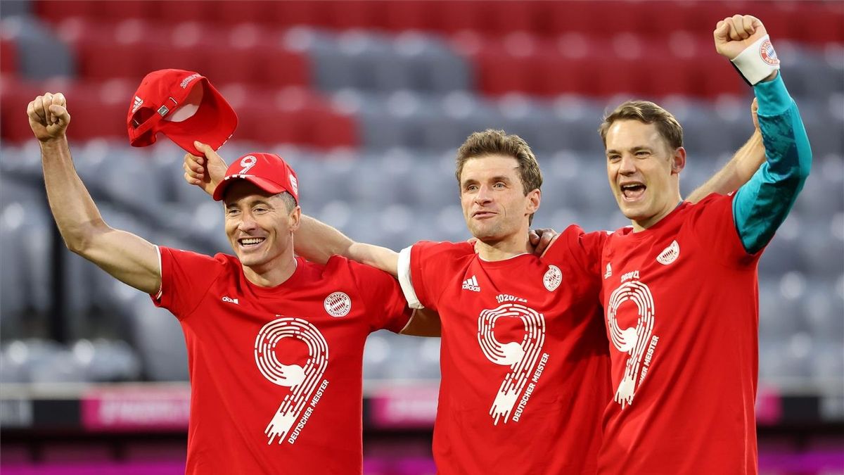 Lewandowski, Müller y Neuer celebran el título conquistado por el Bayern.