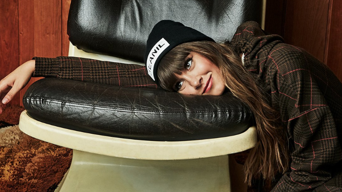 Aitana Ocaña con look urbano de Stradivarius