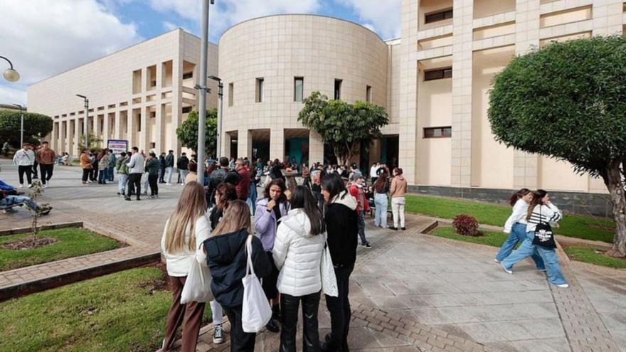 Imagen de archivo en la que se observa la presencia de estudiantes en el Campus de Guajara de la Universidad de La Laguna. |