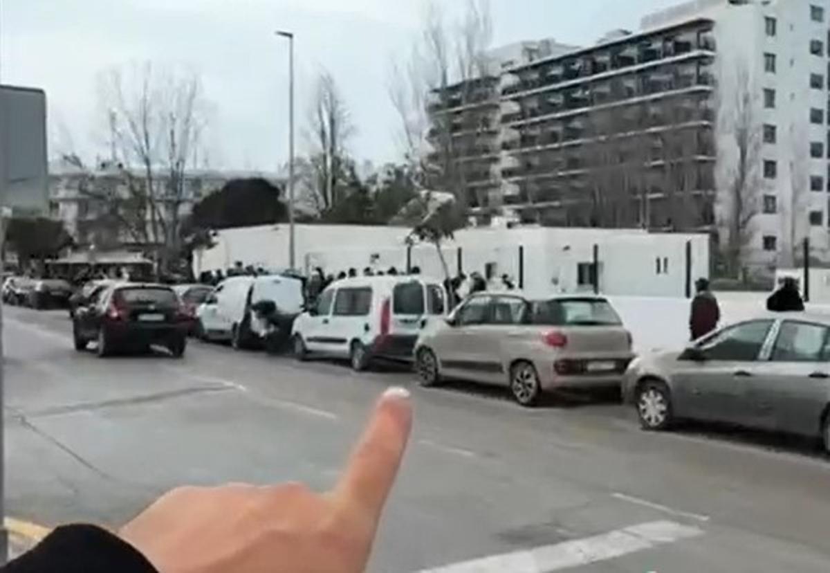 Fila para el Workerpass al inicio de la jornada.