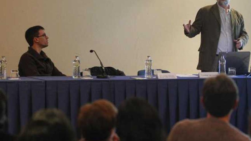 A la derecha, uno de los ponentes, el psicólogo Santiago Lago, durante su intervención en el auditorio.