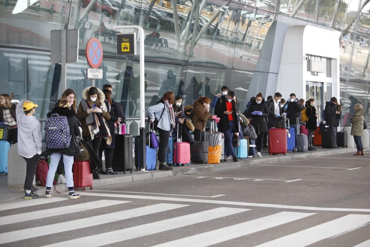 Los viajeros de Londres llegan al aeropuerto de Zaragoza