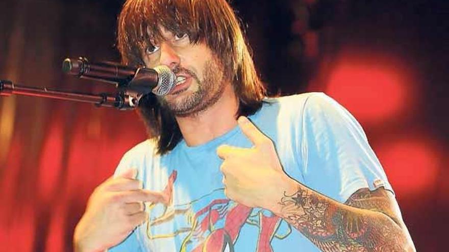 Melendi entusiasma a sus fans que abarrotan el recinto de la plaza de España