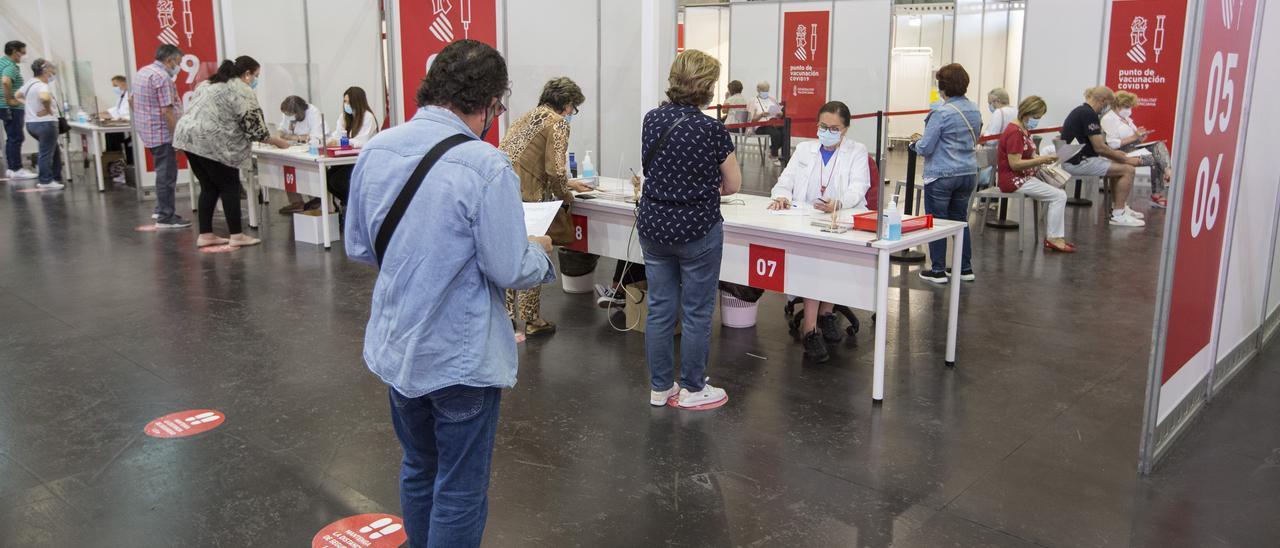 Actividad en el &quot;vacunódromo&quot; de Ciudad de la Luz, en Alicante.