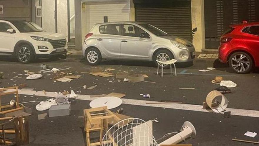 Un turista destroza una vivienda vacacional y lanza muebles a la calle en Albareda