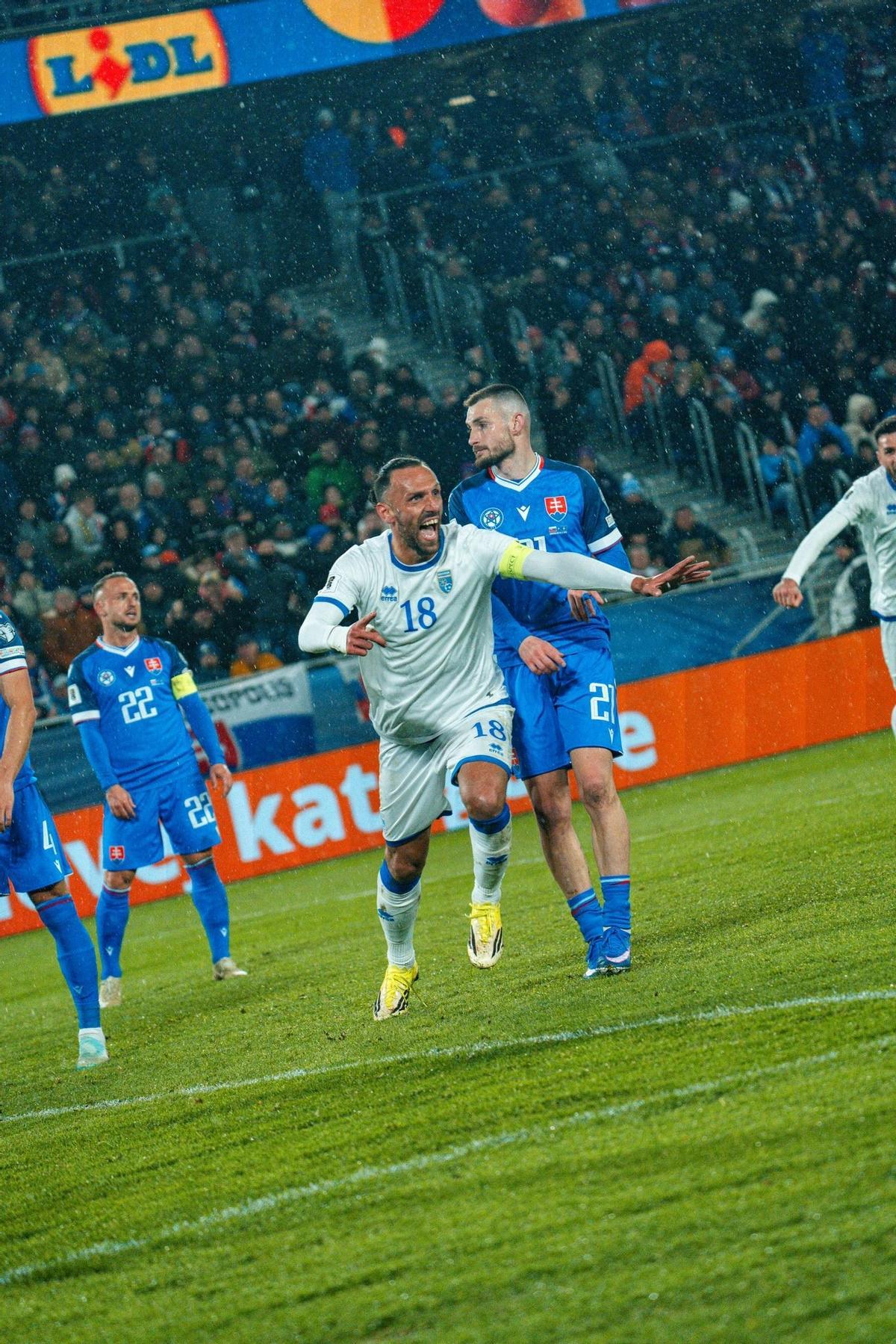 Muriqi, celebranfdo un gol de Kosovo.