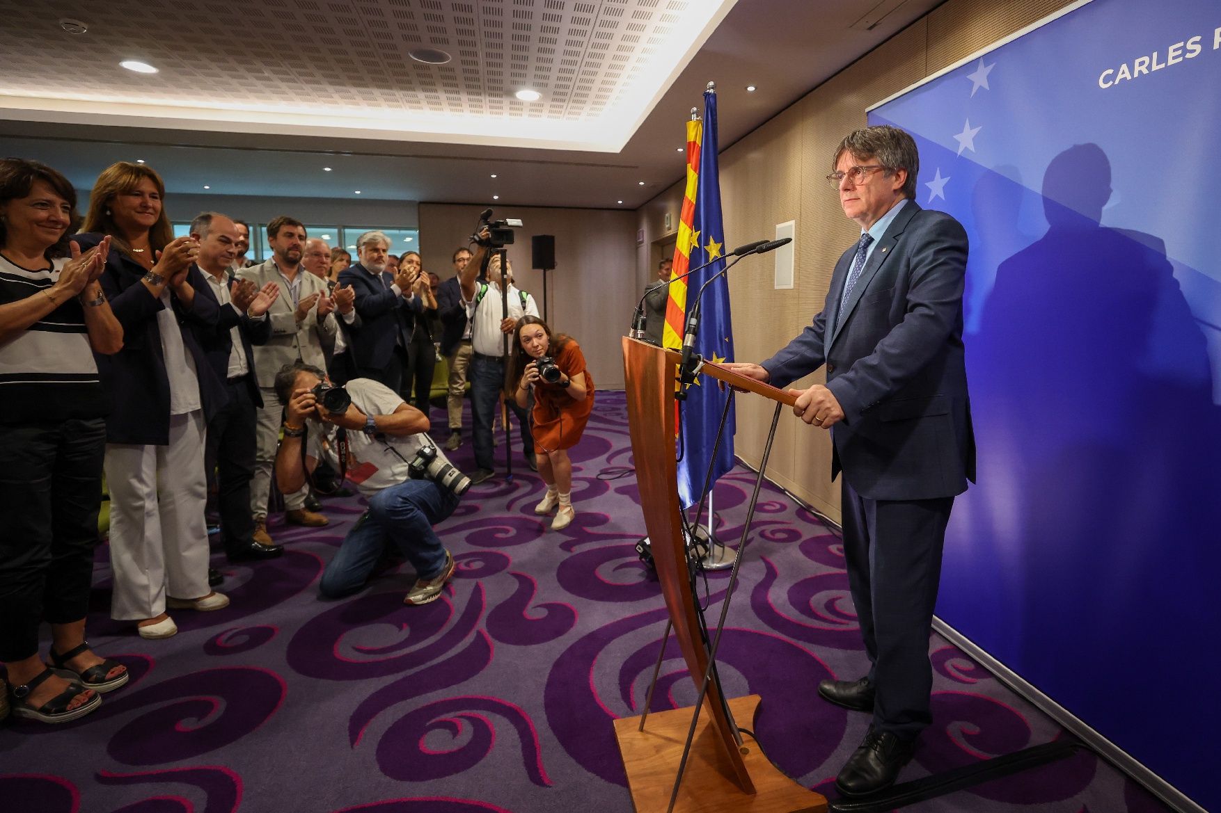 La roda de premsa on Puigdemont ha fixat les condicions de Junts per a la investidura de Sánchez, en fotos