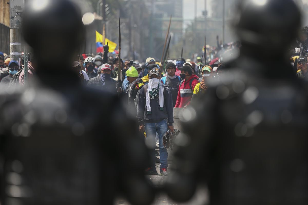 Manifestantes indígenas marchan por Quito exigiendo concesiones al presidente Lasso