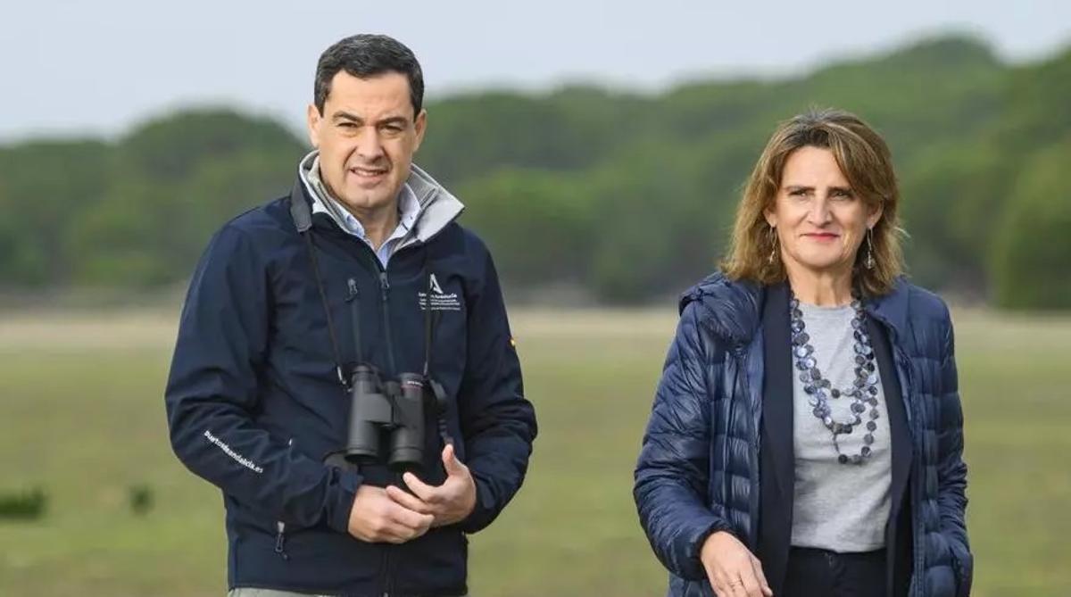La vicepresidenta tercera del Gobierno, Teresa Ribera, junto al presidente de la Junta, Juanma Moreno.